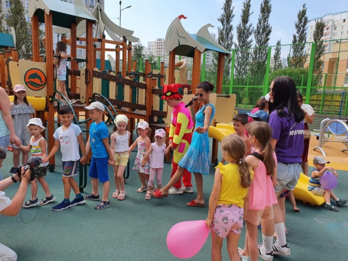 Развлекательная программа на детской площадке состоялась в Кузнечиках Развлекательная программа на детской площадке состоялась в Кузнечиках