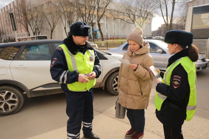Автоинспекторы напомнили водителям и пешеходам о безопасном поведении на дорогах