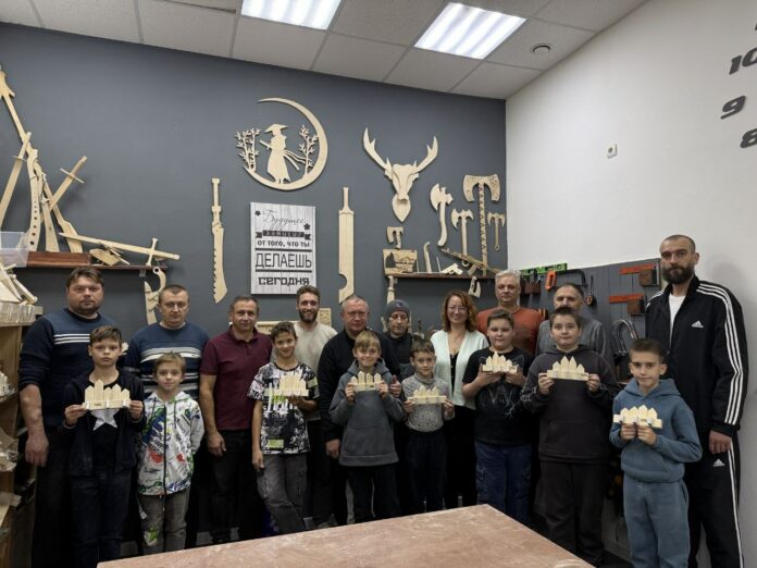 В преддверии Дня отца для подольских школьников провели мастер-класс по столярному делу В преддверии Дня отца для подольских школьников провели мастер-класс по столярному делу