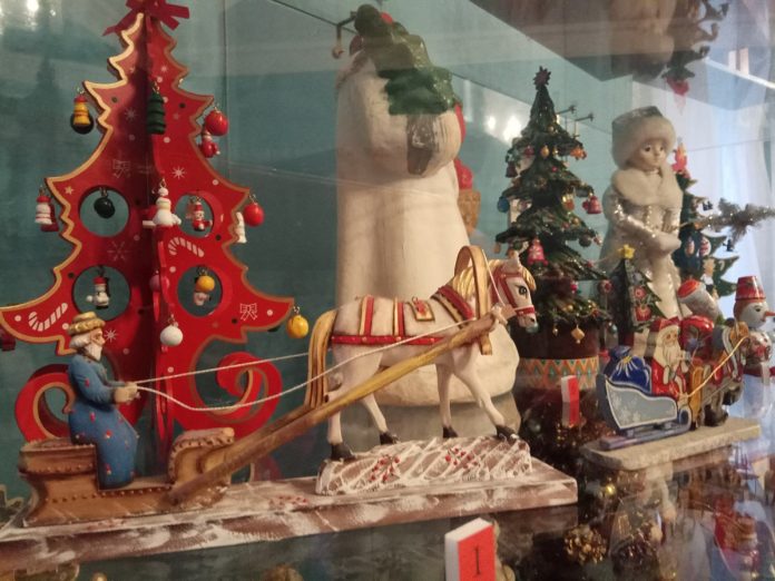 В преддверии новогодних праздников открылась выставка «Дед Мороз спешит на Ёлку» в музее-усадьбе «Ивановское» В преддверии новогодних праздников открылась выставка «Дед Мороз спешит на Ёлку» в музее-усадьбе «Ивановское»