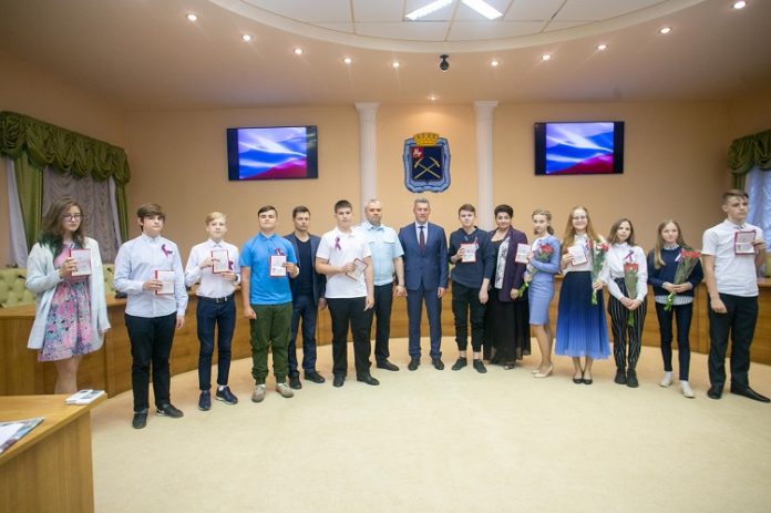 Традиционное вручение первых паспортов в День молодежи Традиционное вручение первых паспортов в День молодежи