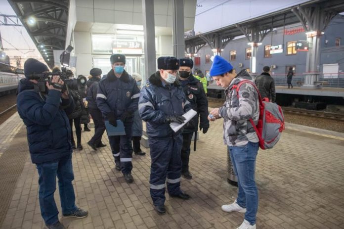 Соблюдение масочного режима пассажирами проверили участники рейда на ж/д станции «Подольск» Соблюдение масочного режима пассажирами проверили участники рейда на ж/д станции «Подольск»