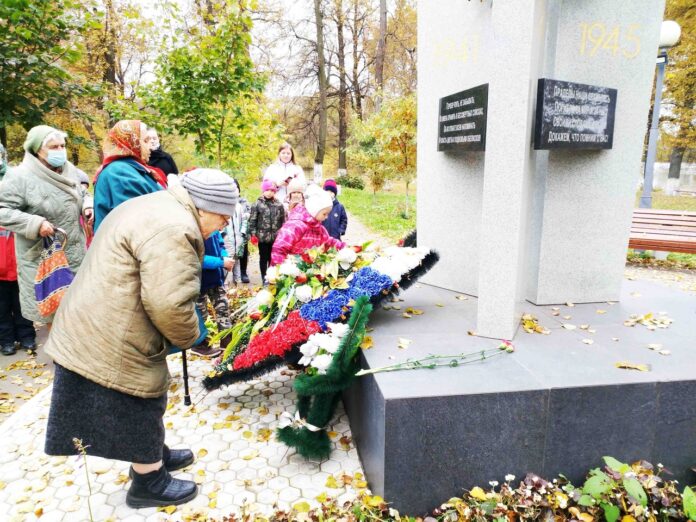 В поселке МИС почтили память Подольских курсантов В поселке МИС почтили память Подольских курсантов
