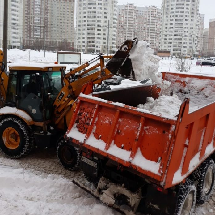 Почти 8 тысяч кубометров снега вывезено подольскими управляющими компаниями за последние десять дней Почти 8 тысяч кубометров снега вывезено подольскими управляющими компаниями за последние десять дней