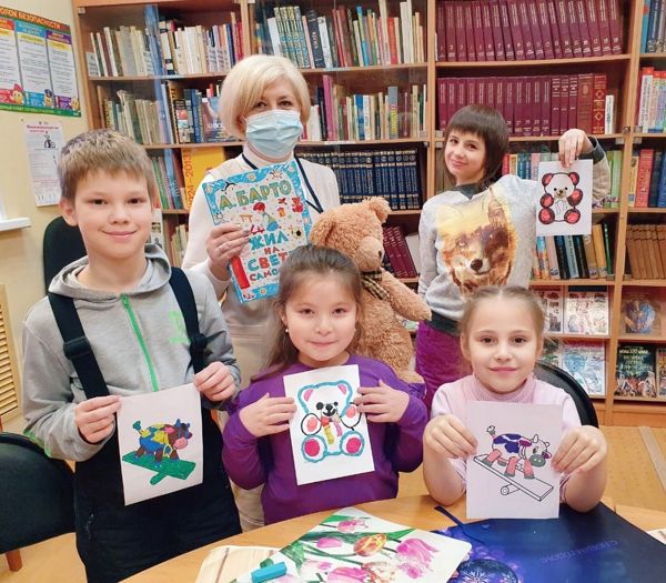 В рамках программы “Библиотека – лаборатория творчества” в ЦДБ прошла встреча “Затеи и идеи”