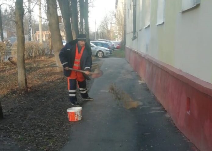 В Городском округе Подольск проводят обработку дворовых территорий от гололедицы В Городском округе Подольск проводят обработку дворовых территорий от гололедицы
