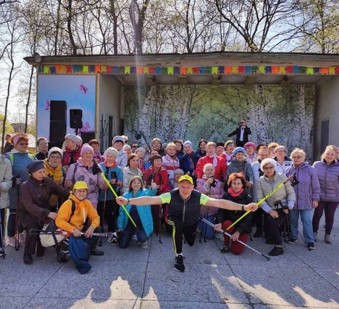 В парке им. Виктора Талалихина снова проходят занятия по скандинавской ходьбе