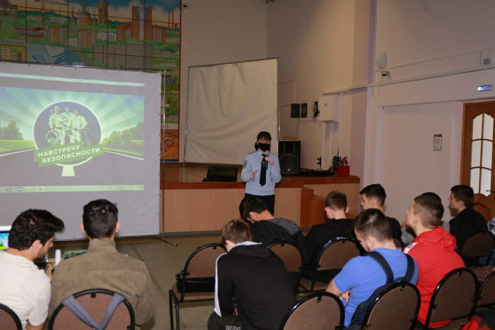 Автоинспекторы Большого Подольска провели правовой ликбез по дорожным правилам для студентов колледжа им. А.В.Никулина Автоинспекторы Большого Подольска провели правовой ликбез по дорожным правилам для студентов колледжа им. А.В.Никулина