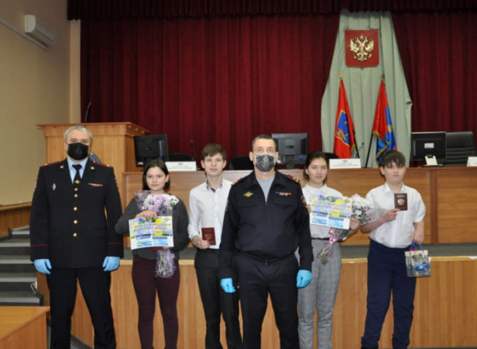 В Международный женский день полицейские Подольска вручили первые паспорта юным гражданам РФ