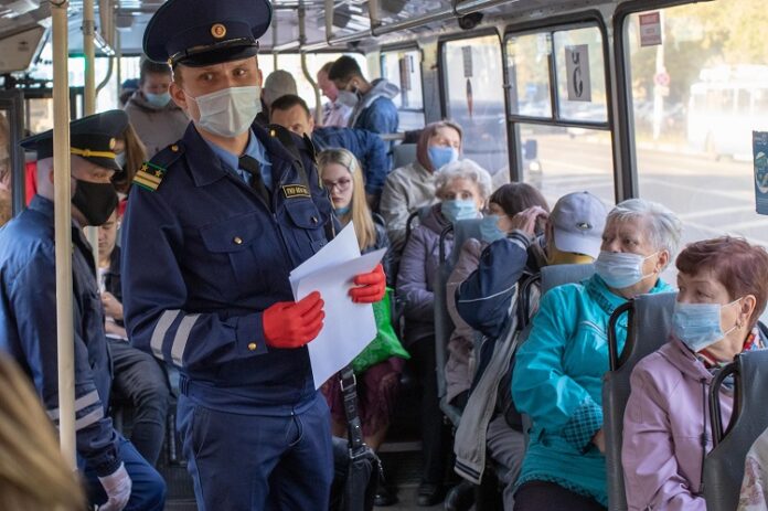За отсутствие защитной маски в общественном транспорте Большого Подольска полагается штраф