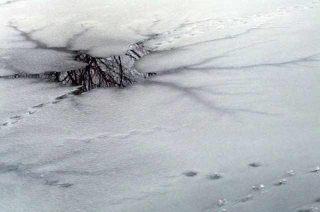 Не проверяйте «молодой» лед на прочность! Предупредите детей об опасности!