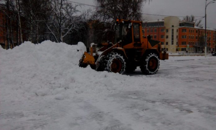 Уборку снега в Подмосковье осуществляют более 6500 сотрудников коммунальных служб Уборку снега в Подмосковье осуществляют более 6500 сотрудников коммунальных служб