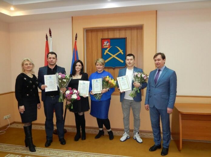 Победителей смотра-конкурса на лучшее оформление объектов потребительского рынка к новогодним и рождественским праздникам наградили... Победителей смотра-конкурса на лучшее оформление объектов потребительского рынка к новогодним и рождественским праздникам наградили...