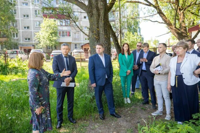 Глава Подольска по приглашению жителей приехал на улицу Заводскую Глава Подольска по приглашению жителей приехал на улицу Заводскую