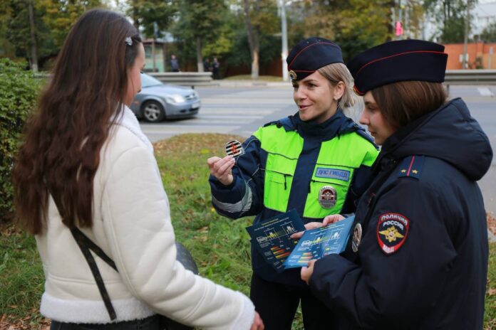 Сотрудники Госавтоинспекции в Подольске напомнили пешеходам о дорожной безопасности Сотрудники Госавтоинспекции в Подольске напомнили пешеходам о дорожной безопасности