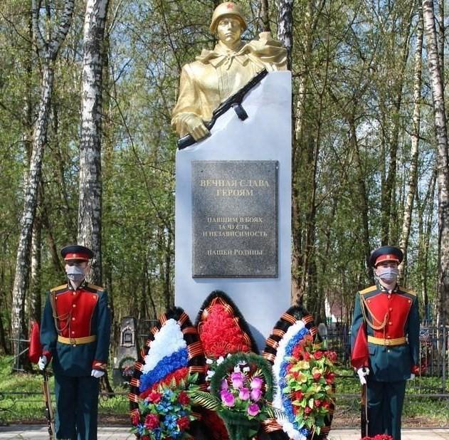 Еще шесть фамилий воинов высечено на мемориальной доске у Братской могилы на старом кладбище... Еще шесть фамилий воинов высечено на мемориальной доске у Братской могилы на старом кладбище...