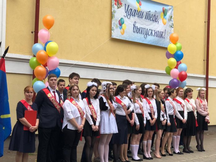 В школах Подольска звенит Последний звонок