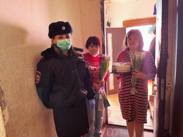 Полицейские присоединились к акции «8 Марта – в каждый дом» Полицейские присоединились к акции «8 Марта – в каждый дом»