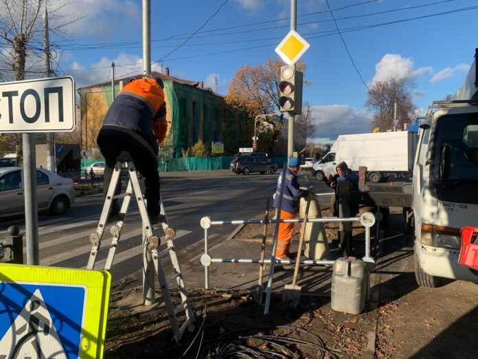 Специалисты ГБУ «Мосавтодор» провели работы по переносу светофорного объекта на улице Ленина в микрорайоне... Специалисты ГБУ «Мосавтодор» провели работы по переносу светофорного объекта на улице Ленина в микрорайоне...