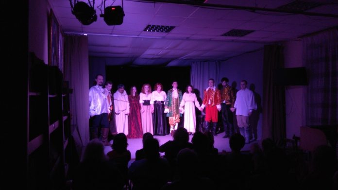 Спектакль театра-студии «Белая маска» ДК им. Лепсе состоялся в библиотеке № 26 микрорайона Климовск