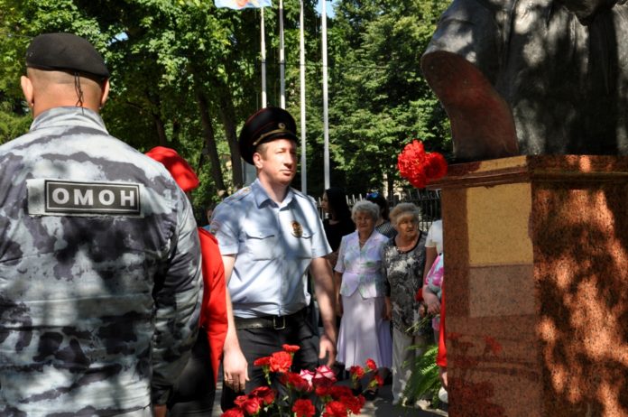 Сотрудники УМВД России по Городскому округу Подольск почтили память Героя России лейтенанта милиции Александра... Сотрудники УМВД России по Городскому округу Подольск почтили память Героя России лейтенанта милиции Александра...