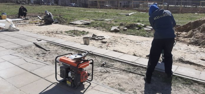 На пешеходной аллее между улицами Генерала Смирнова и Кирова проводятся работы по благоустройству