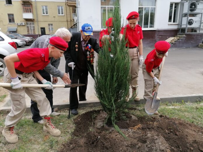Ветераны Великой Отечественной войны 5 сентября приняли участие в субботнике во дворе дома №2/18... Ветераны Великой Отечественной войны 5 сентября приняли участие в субботнике во дворе дома №2/18...