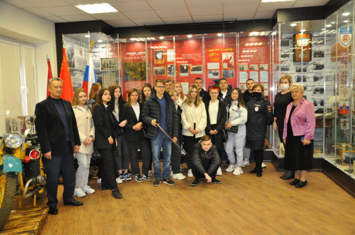 В Подольске полицейские и общественники провели экскурсию в Музее истории для студентов В Подольске полицейские и общественники провели экскурсию в Музее истории для студентов