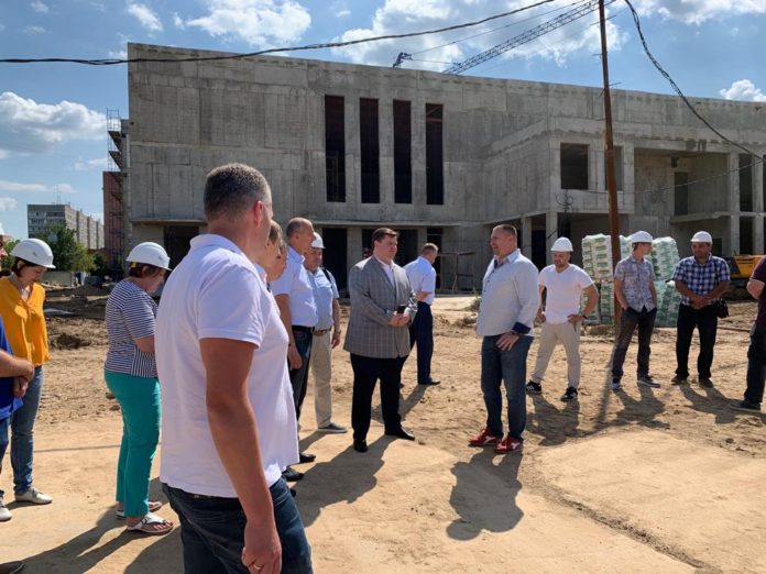 Николай Пестов проверил ход строительства  новой школы в Климовске