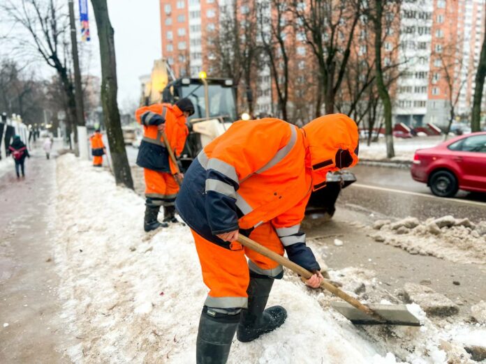 Муниципальные службы круглосуточно ведут работы по уборке снега и наледи в Подольске Муниципальные службы круглосуточно ведут работы по уборке снега и наледи в Подольске