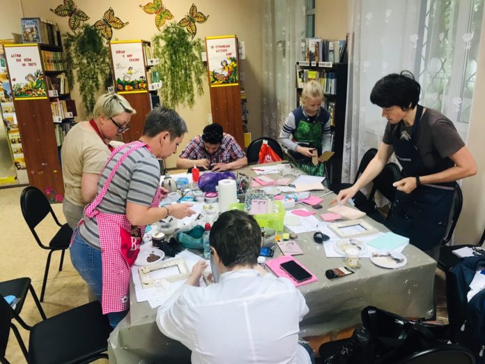 В библиотеке №21 прошел мастер-класс по декору рамок для фотографий В библиотеке №21 прошел мастер-класс по декору рамок для фотографий