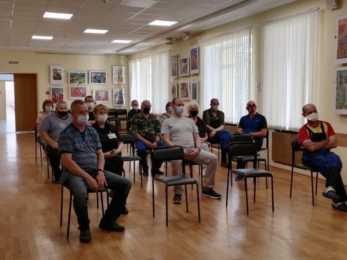 В Доме культуры «Октябрь» прошел кинопоказ ко Дню народного ополчения В Доме культуры «Октябрь» прошел кинопоказ ко Дню народного ополчения