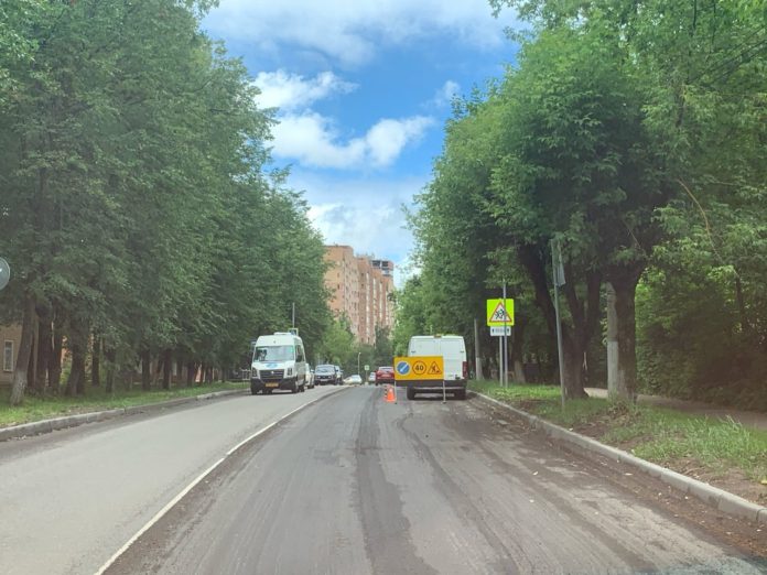 На улице Школьной микрорайона Климовск продолжаются работы по ремонту дорожного покрытия