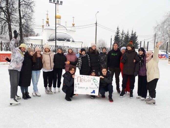 В честь открытия Зимней олимпиады 2022 в Подольске прошли занятия скандинавской ходьбой под олимпийским...