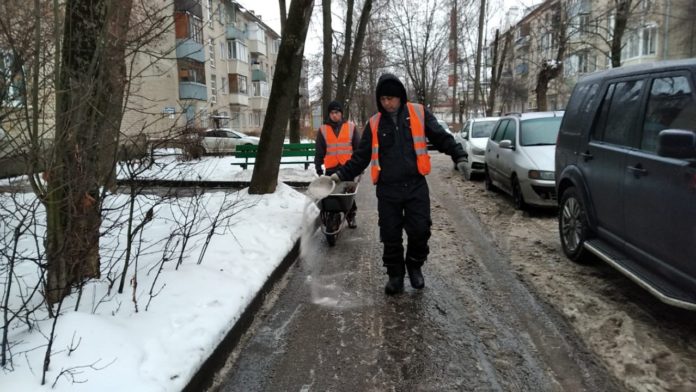 В Подольске проводятся работы по обработке улиц противогололедными средствами В Подольске проводятся работы по обработке улиц противогололедными средствами