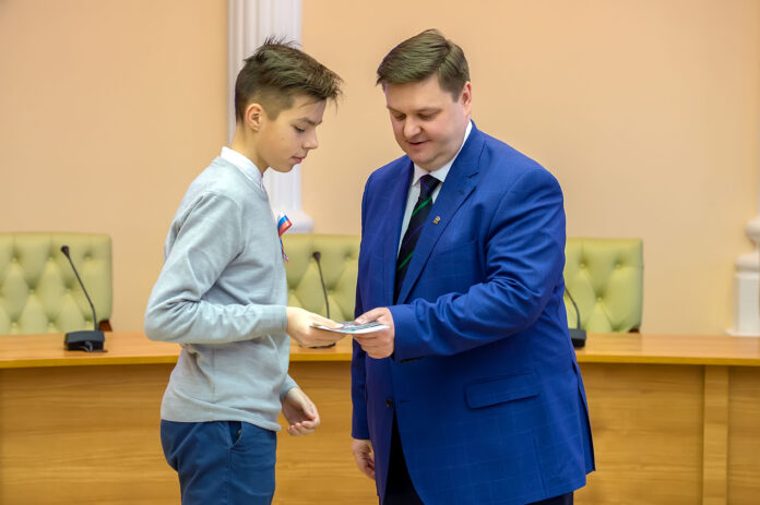 Николай Пестов вручил школьникам паспорта граждан РФ