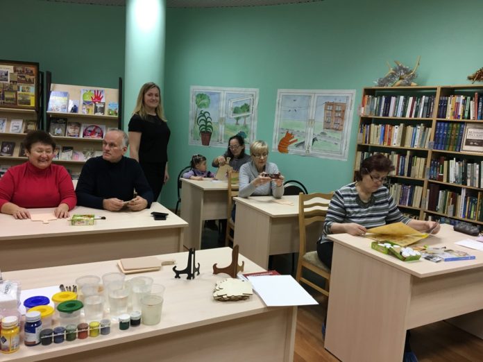 В рамках проекта «Активное долголетие» состоялся мастер-класс «Роспись доски городецким узором» В рамках проекта «Активное долголетие» состоялся мастер-класс «Роспись доски городецким узором»