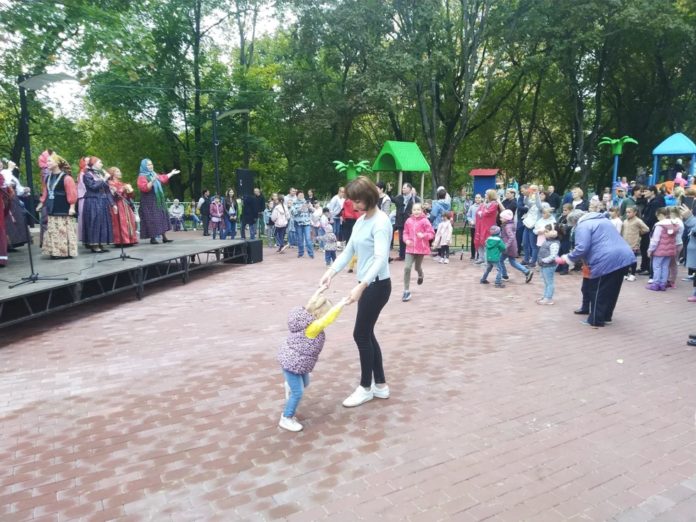 Концертная программа для жителей Шепчинок состоялась в новом сквере на улице Пионерской Концертная программа для жителей Шепчинок состоялась в новом сквере на улице Пионерской