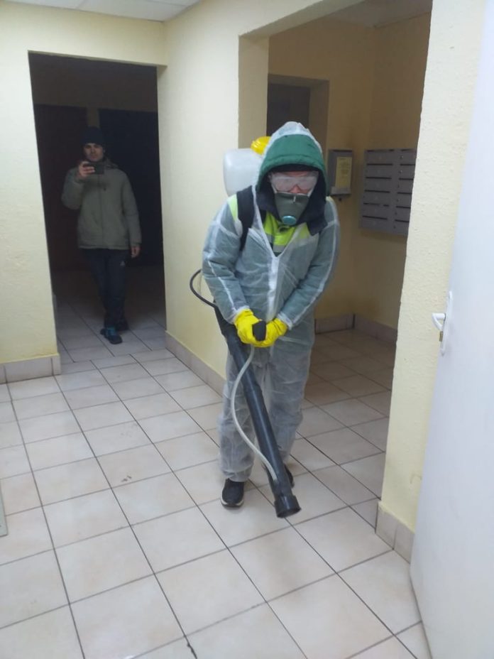 В микрорайоне Кузнечики проверили около 14 подъездов на предмет дезинфекции В микрорайоне Кузнечики проверили около 14 подъездов на предмет дезинфекции