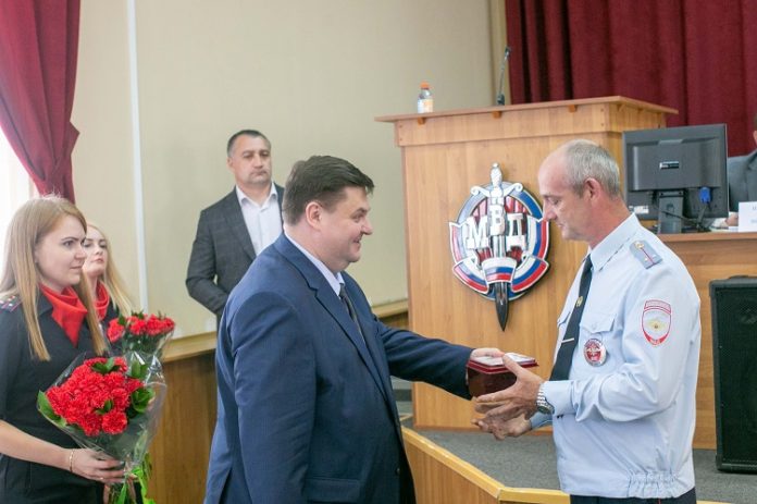 Медали «За безупречную службу» Николай Пестов вручил инспекторам ДПС