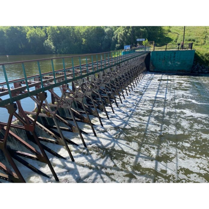 Работы по очистке плотины от мусора прошли в Подольске Работы по очистке плотины от мусора прошли в Подольске