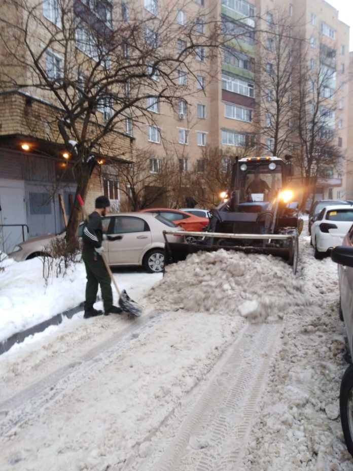 Почти 2700 кубометров снега вывезли УК за выходные