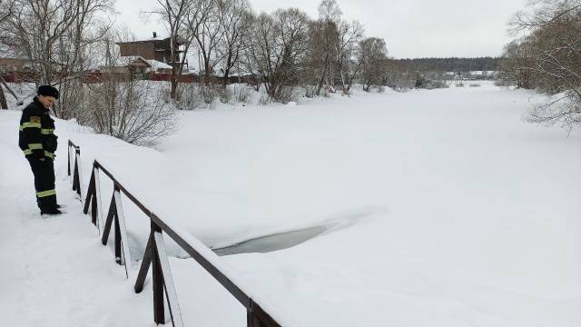 Полыньи внушительных размеров обнаружены на подольской Пахре Полыньи внушительных размеров обнаружены на подольской Пахре