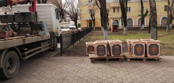 Новые урны на улицах в микрорайоне Климовск