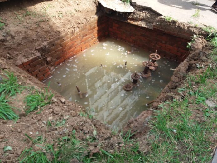 ООО «Радуга-Хит» устраняет утечку горячей воды на теплосетях в районе Силикатная-2 ООО «Радуга-Хит» устраняет утечку горячей воды на теплосетях в районе Силикатная-2