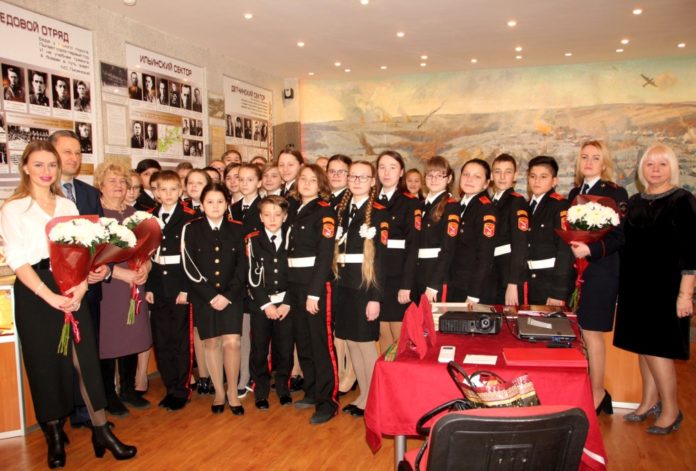 Полицейские провели Урок мужества в климовской гимназии имени Подольских курсантов