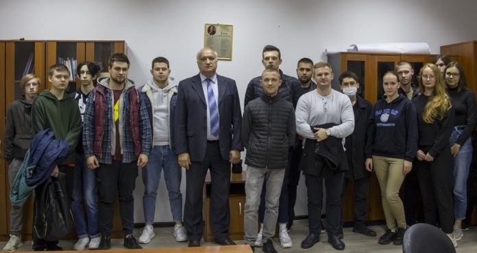 Участников Молодежной недели ознакомил с основными направлениями деятельности АО «ЦНИИТОЧМАШ» главный конструктор института