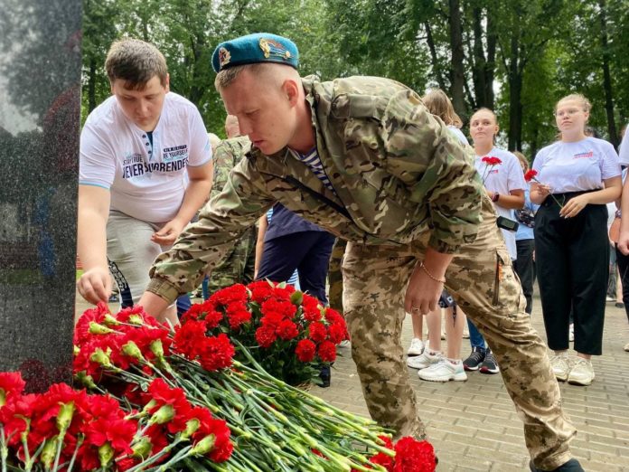 Николай Пестов возложил цветы к монументу, в честь Дня Воздушно-десантных войск Николай Пестов возложил цветы к монументу, в честь Дня Воздушно-десантных войск