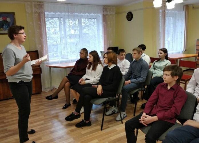 В библиотеке № 27 прошло занятие дискуссионного клуба для подростков “Спор” В библиотеке № 27 прошло занятие дискуссионного клуба для подростков “Спор”