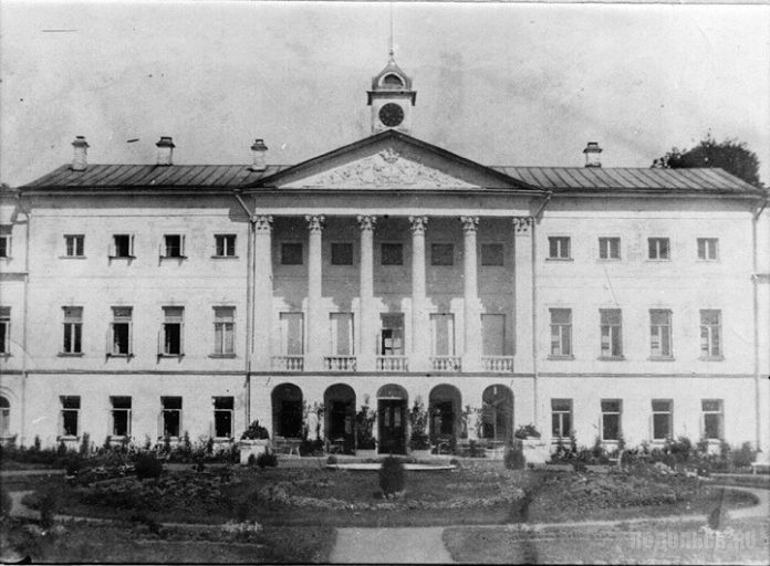 «Клеопатра Невы» с берега Пахры «Клеопатра Невы» с берега Пахры